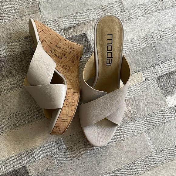 Moda Beige Sandals - Picture 2 of 5